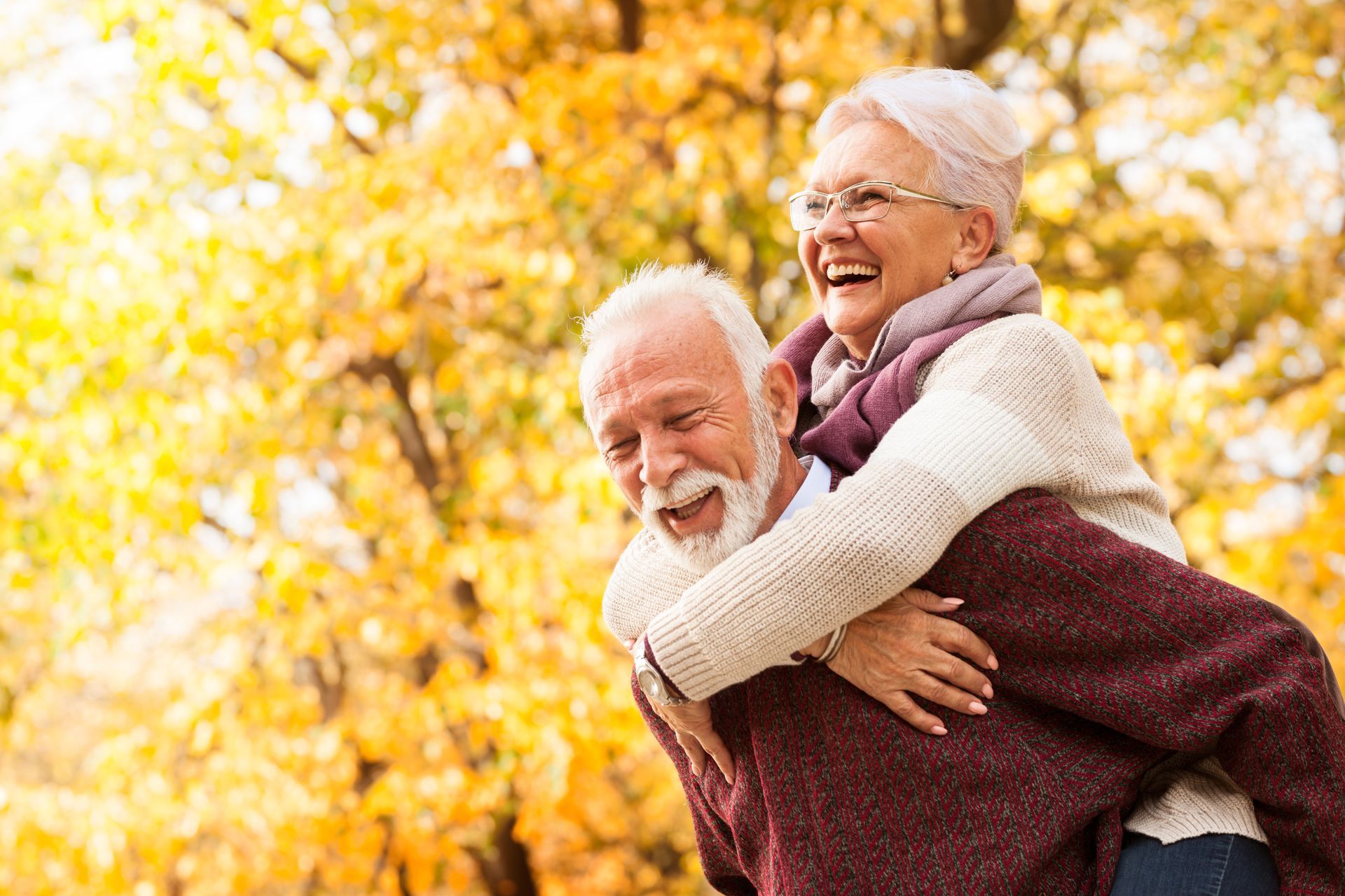 Couple de personnes âgées qui rigole