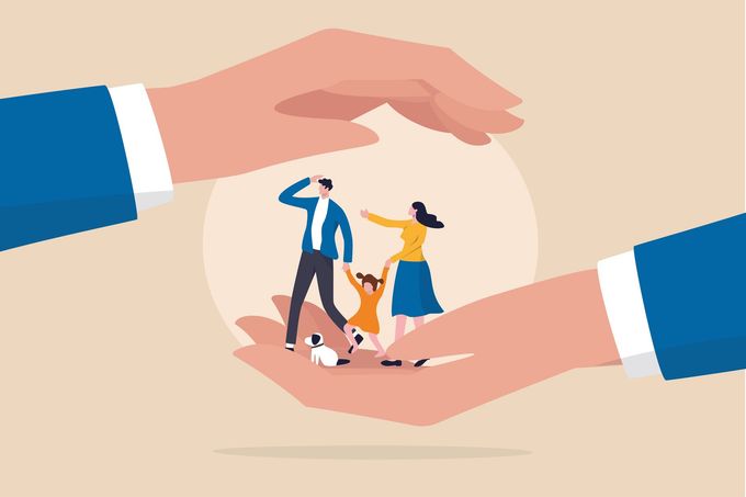 Image d'une famille et d'un chien dans des mains