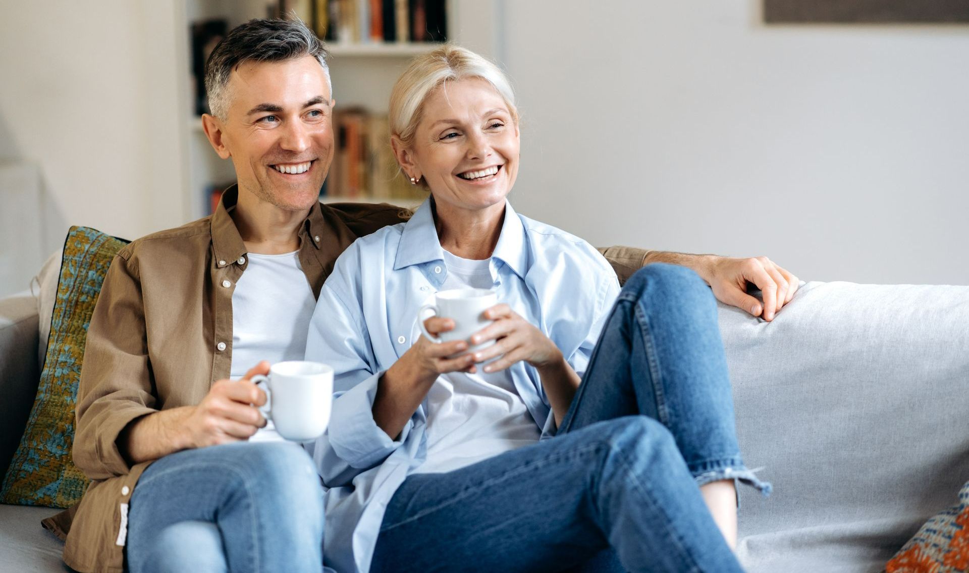 Couple dans un canapé avec des tasses de café