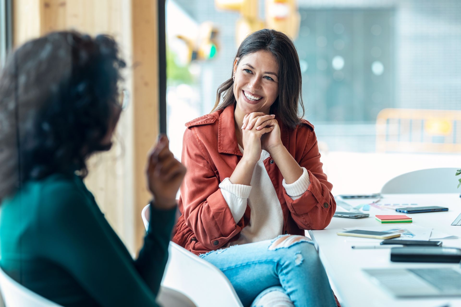 Deux femmes qui discutent dans un bureau