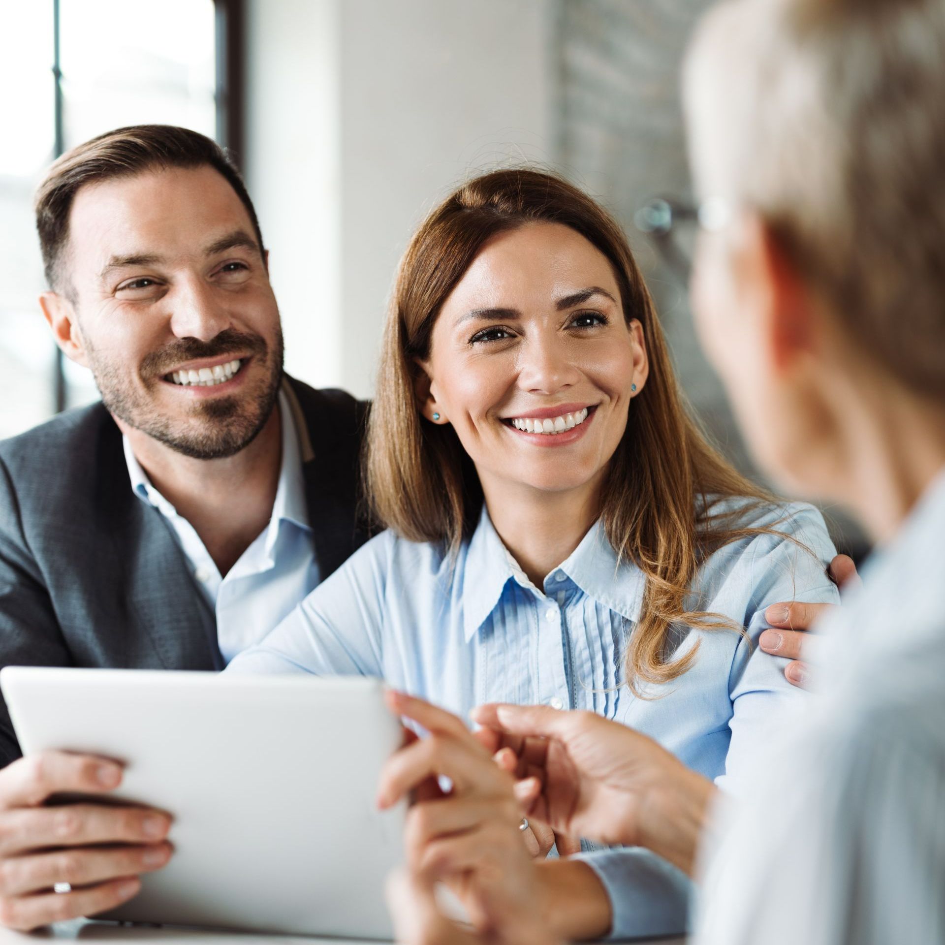 Couple avec un ordinateur qui discute avec une conseillère