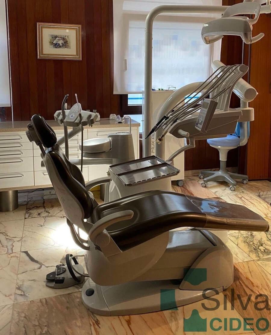 Sillón dental en un consultorio profesional. Sillón marrón y beige con equipo integrado.