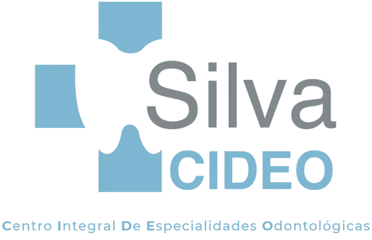 Logotipo para la clínica dental Silva CIDEO, con forma de cruz azul y texto gris.
