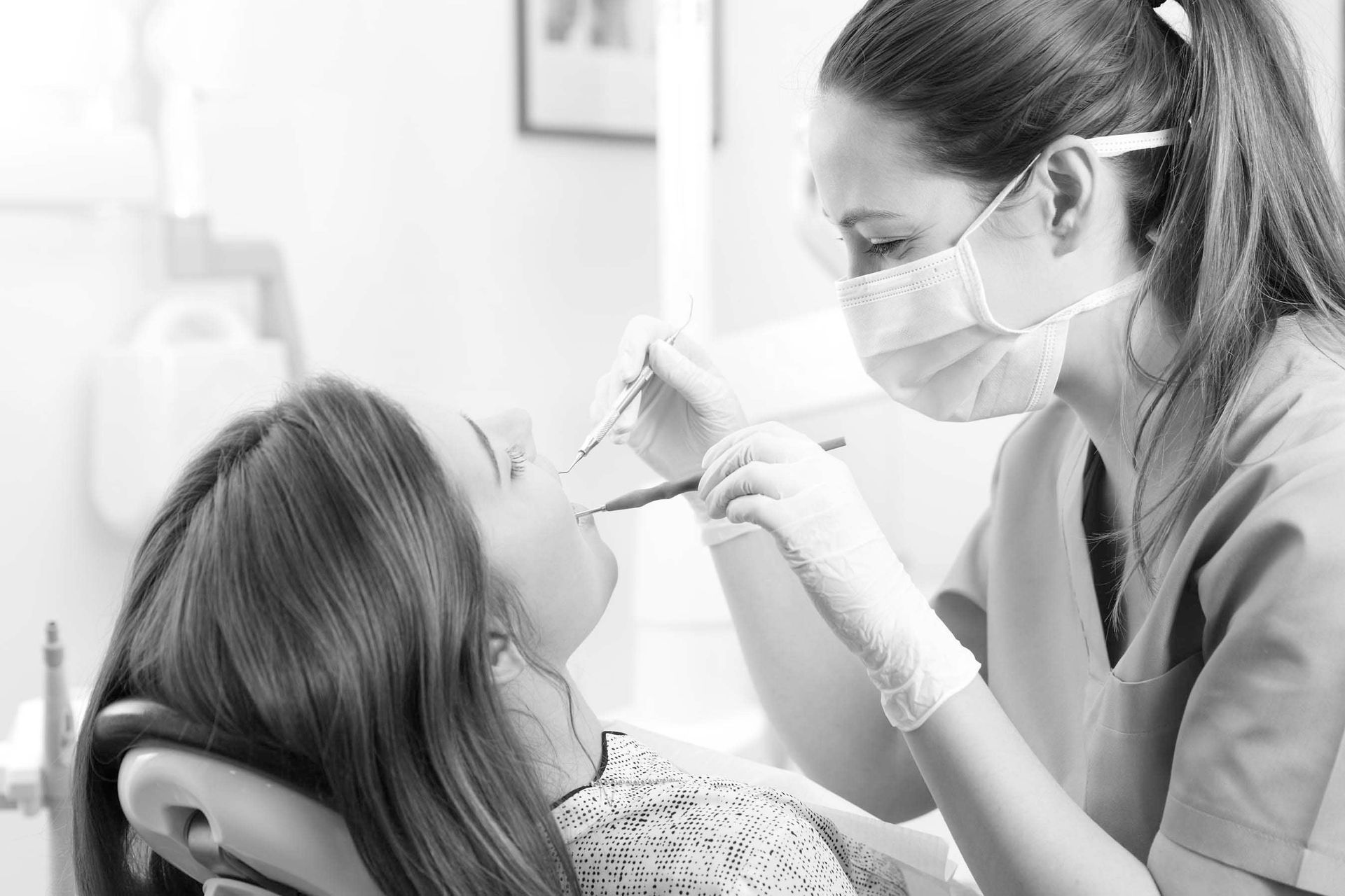 Dentista examinando los dientes de un paciente en un consultorio dental.