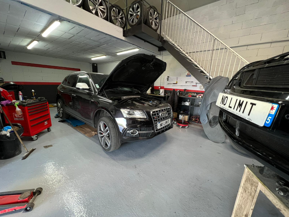 Voiture avec le capot ouvert pour réparation