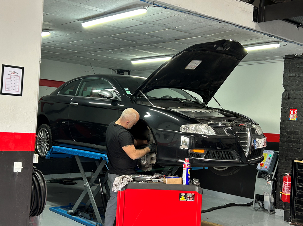 Un ouvrier vidange votre automobile