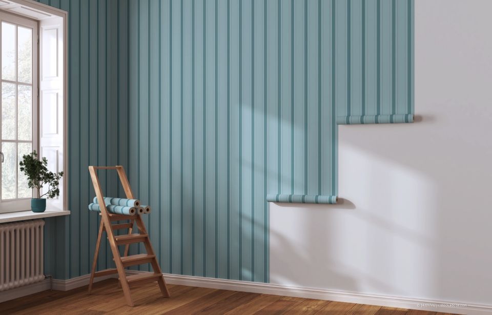Zimmerinnenraum mit blauer vertikaler Wandvertäfelung. Tapezieren im Gange mit einer Leiter und einem Fenster.