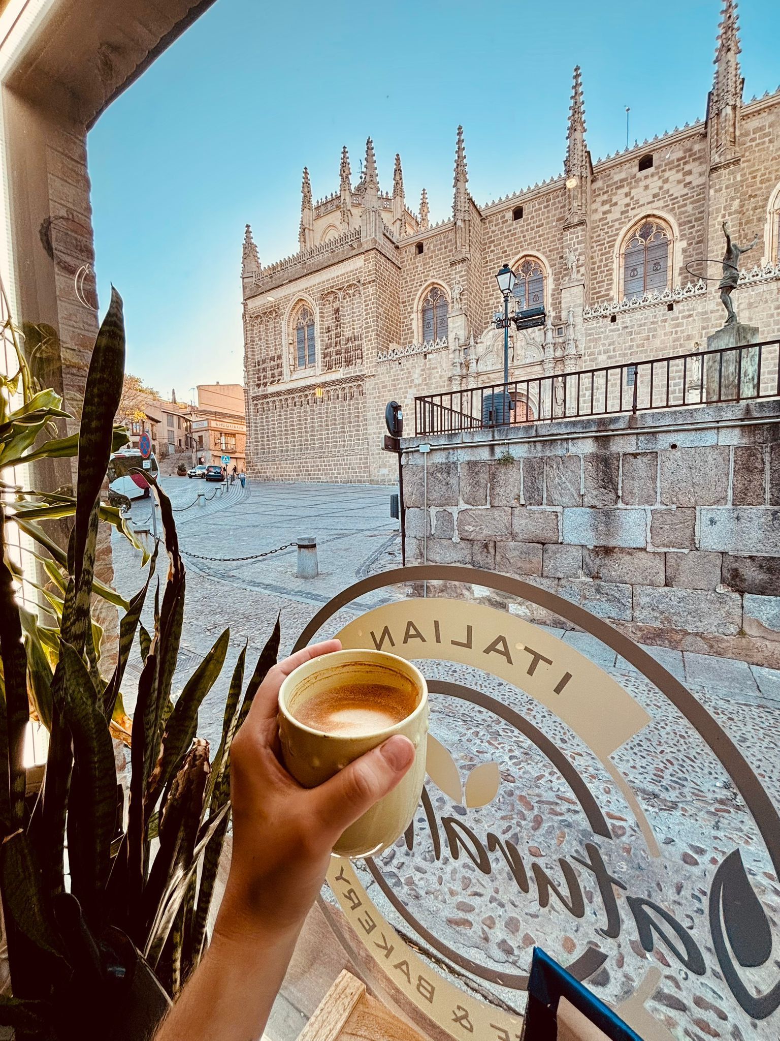 Mano sosteniendo una taza de café f