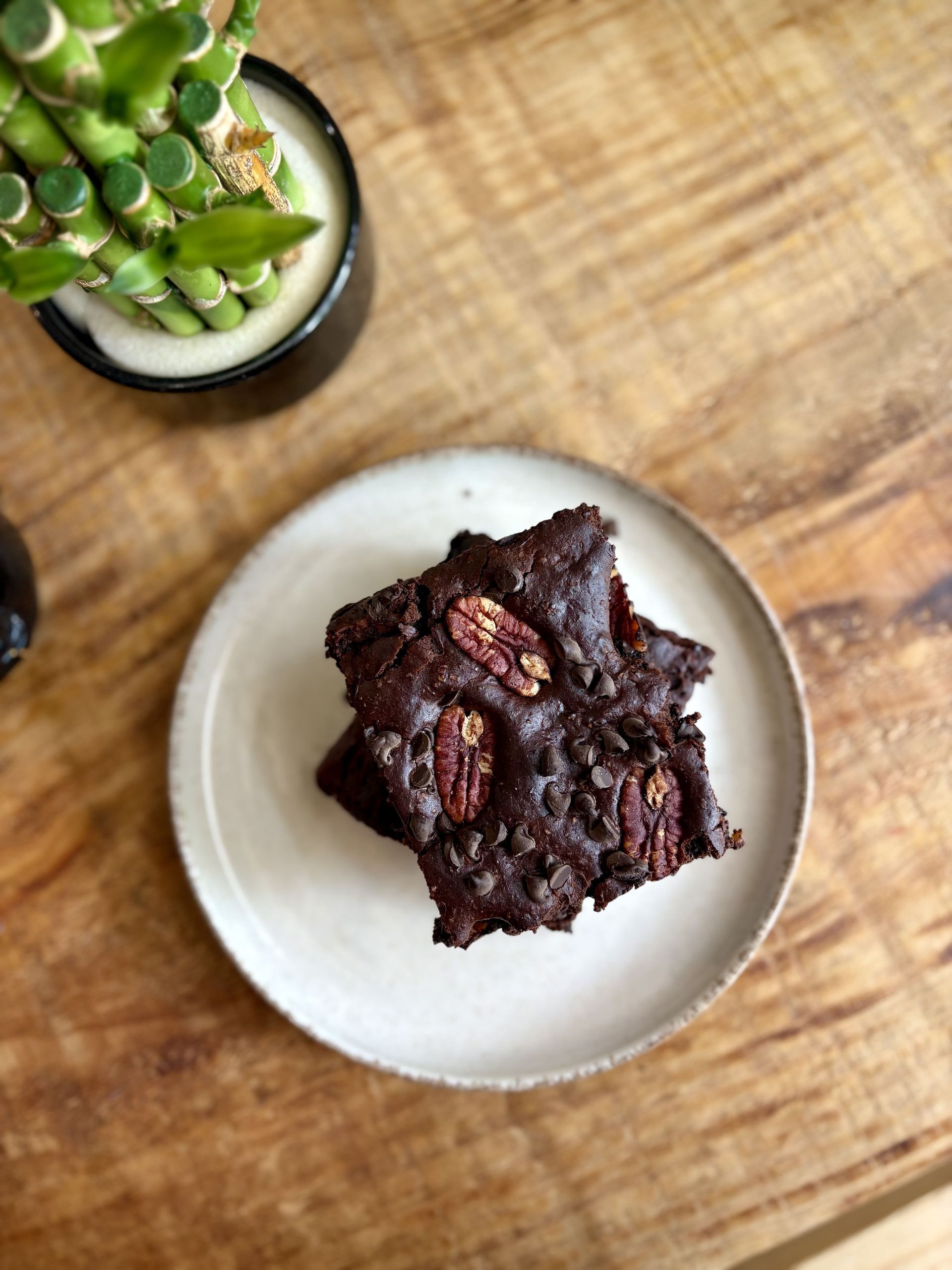 Dos brownies con nueces 