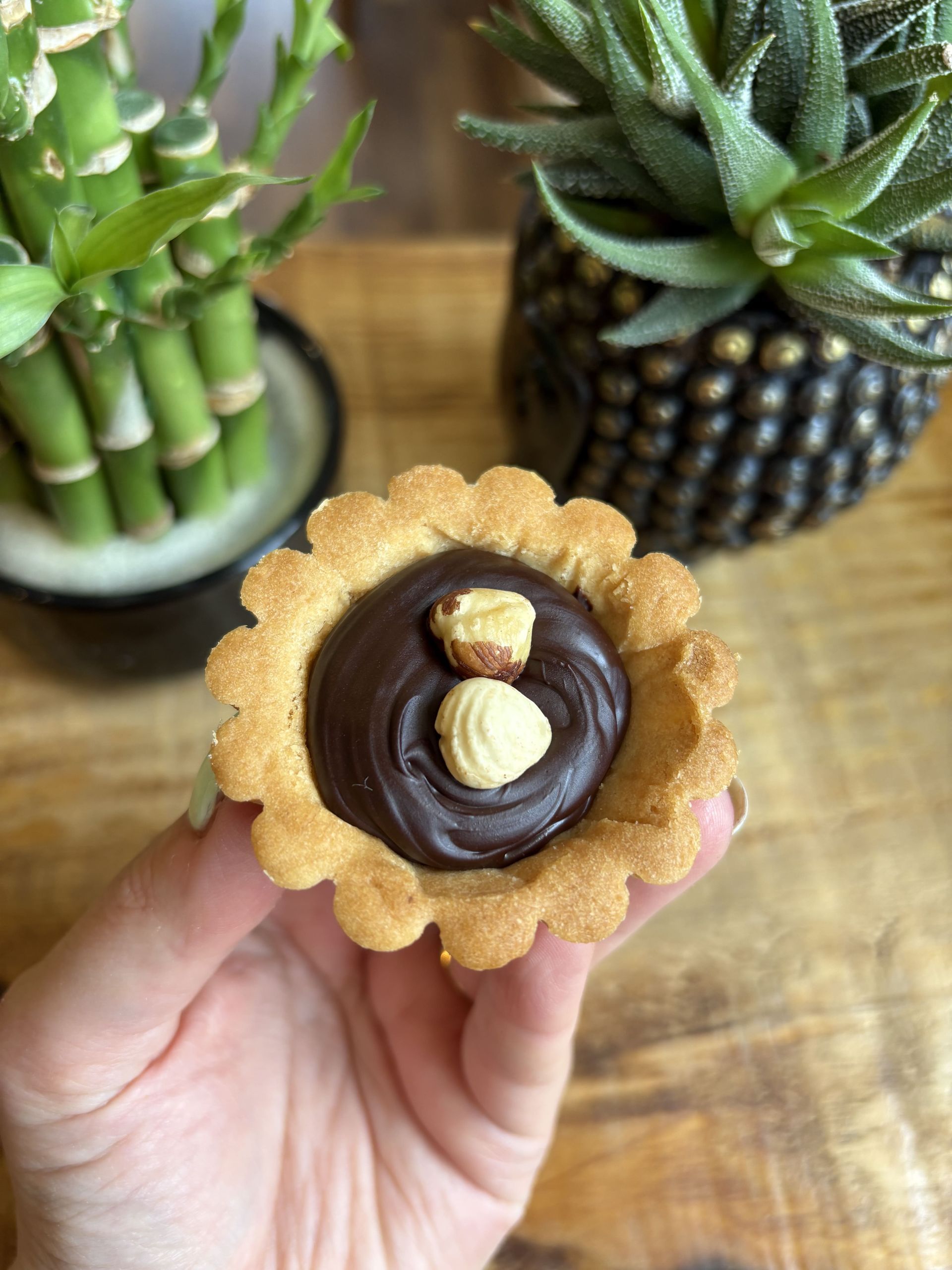 Mano sosteniendo una mini tarta de chocolate 