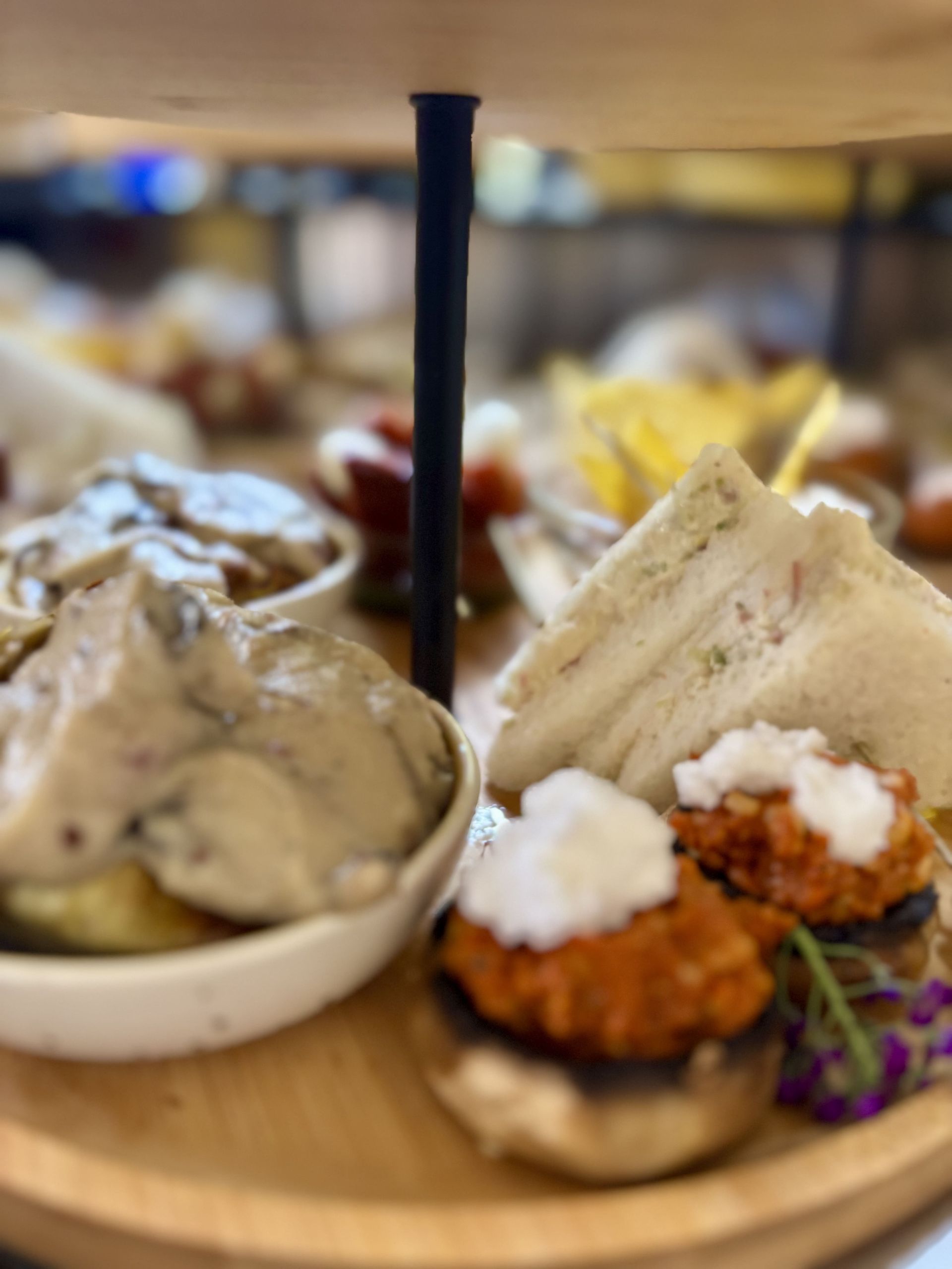 Bandeja de madera escalonada con aperitivos variados