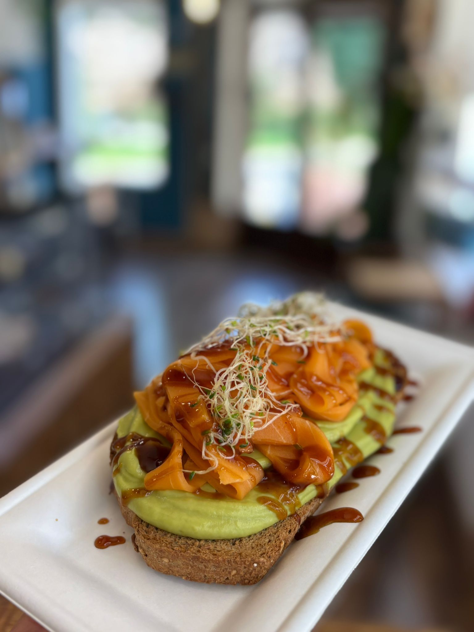 Tostada de aguacate con cebolla caramelizada