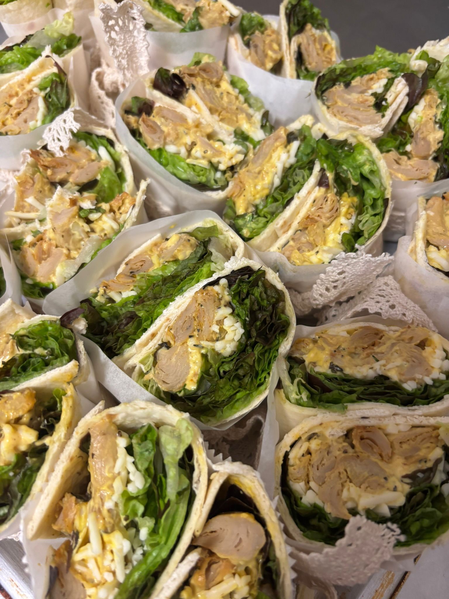 Wraps rellenos de pollo, ensalada de huevo y lechuga.