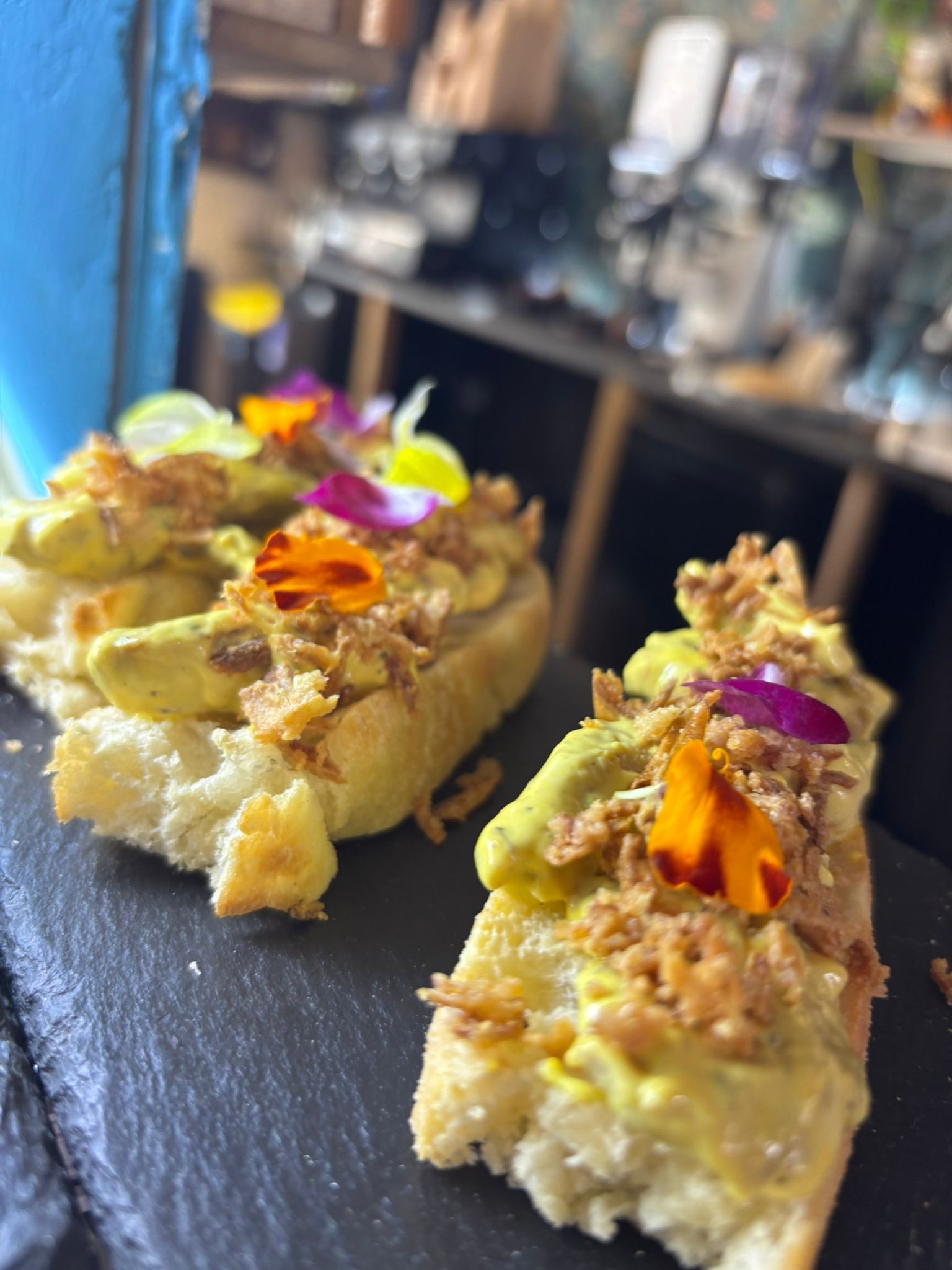 Sándwiches abiertos sobre una pizarra oscura