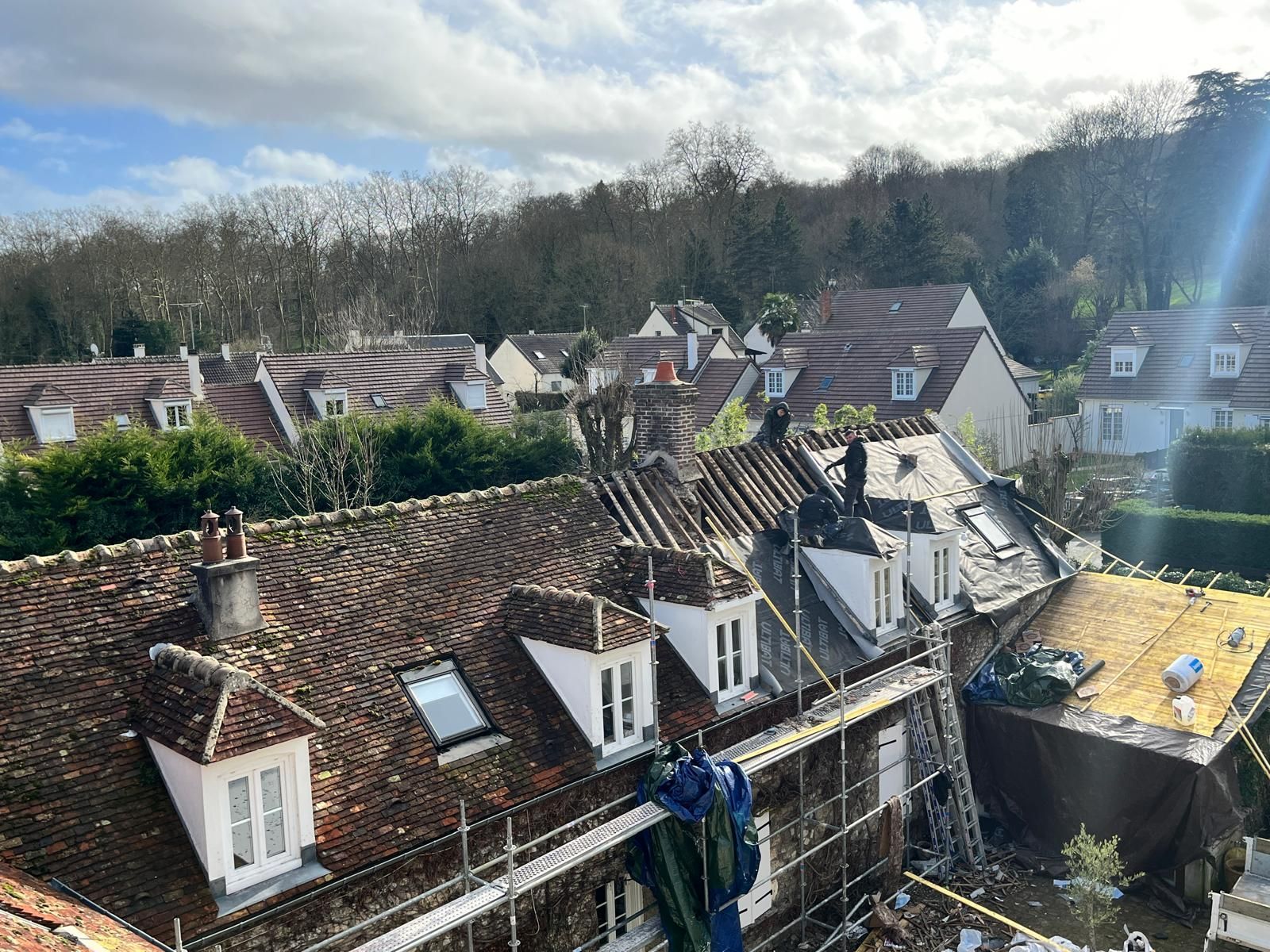 Vue des toits des bâtiments marron et blancs.