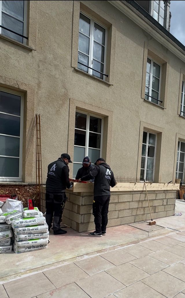 Maçon installant des briques