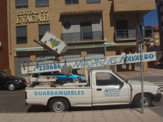 Un camión blanco con la palabra guardamuebles en la parte trasera