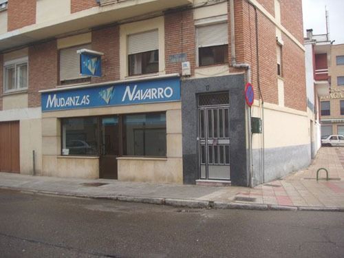 Un edificio con un cartel azul que dice mudanzas navarro