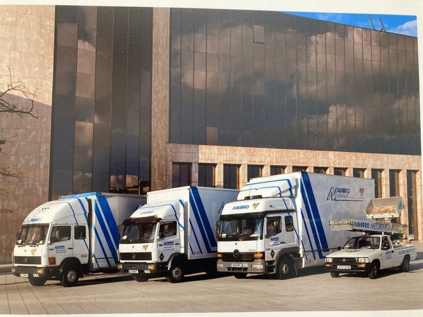 Un edificio con un cartel azul que dice mudanzas navarro