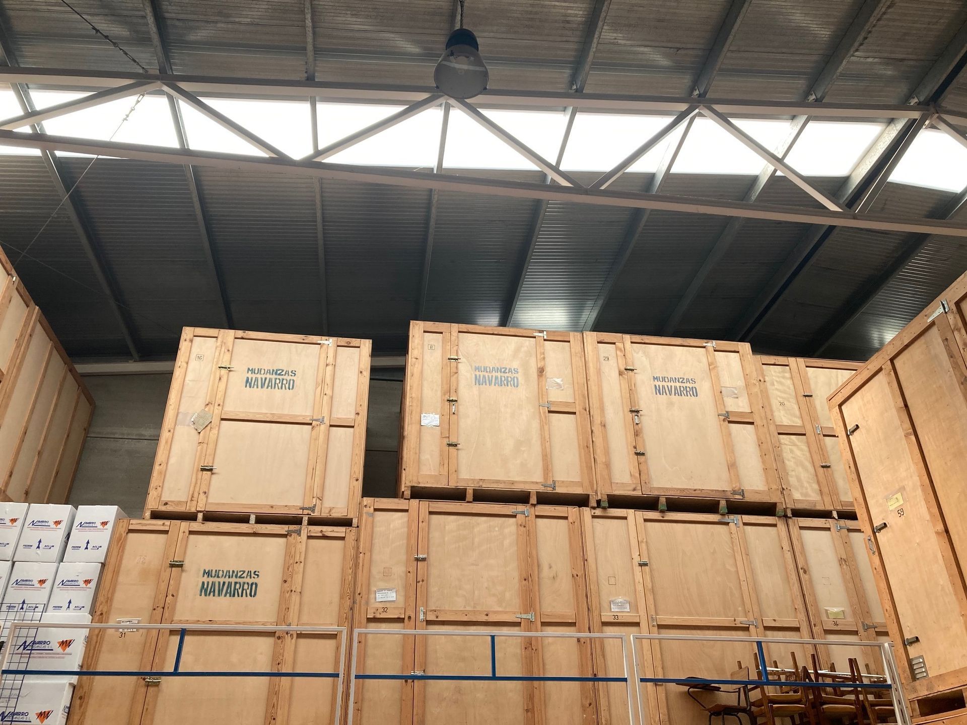 Un almacén lleno de muchas cajas de madera