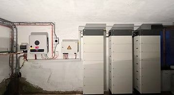 Ein Raum mit vielen elektrischen Geräten an der Wand. Foto von Dönni Solar & Bau