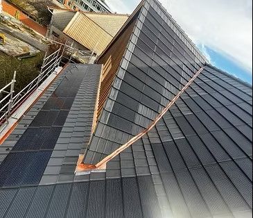 Eine Nahaufnahme eines Dachs. Foto von Dönni Solar & Bau
