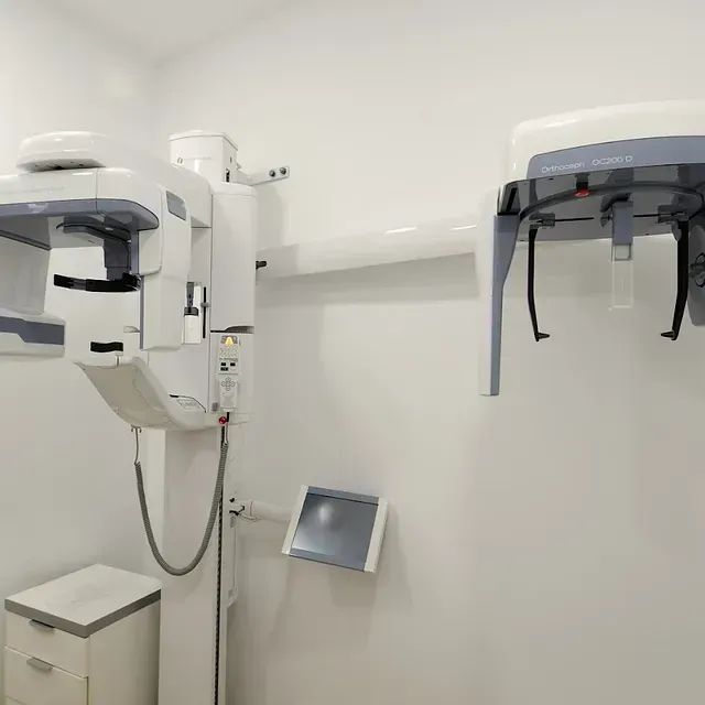 Una habitación con dos radiografías dentales en la pared.