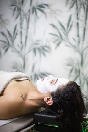 Comparación del rostro antes y después del tratamiento, mostrando reducción de arrugas y manchas.