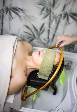 Tratamiento facial antes y después; mujer con la piel más clara y luminosa. Un lado muestra la piel más áspera, el otro, más suave.