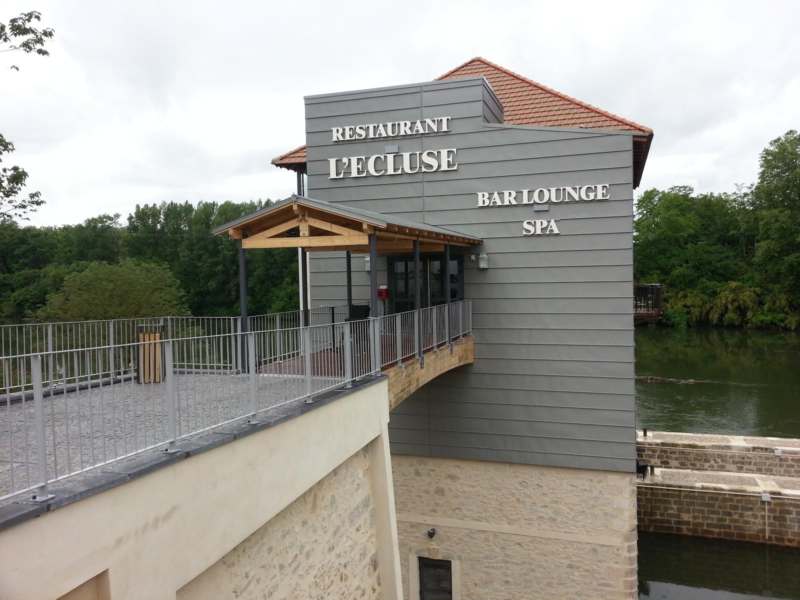 Pose de bardage gris