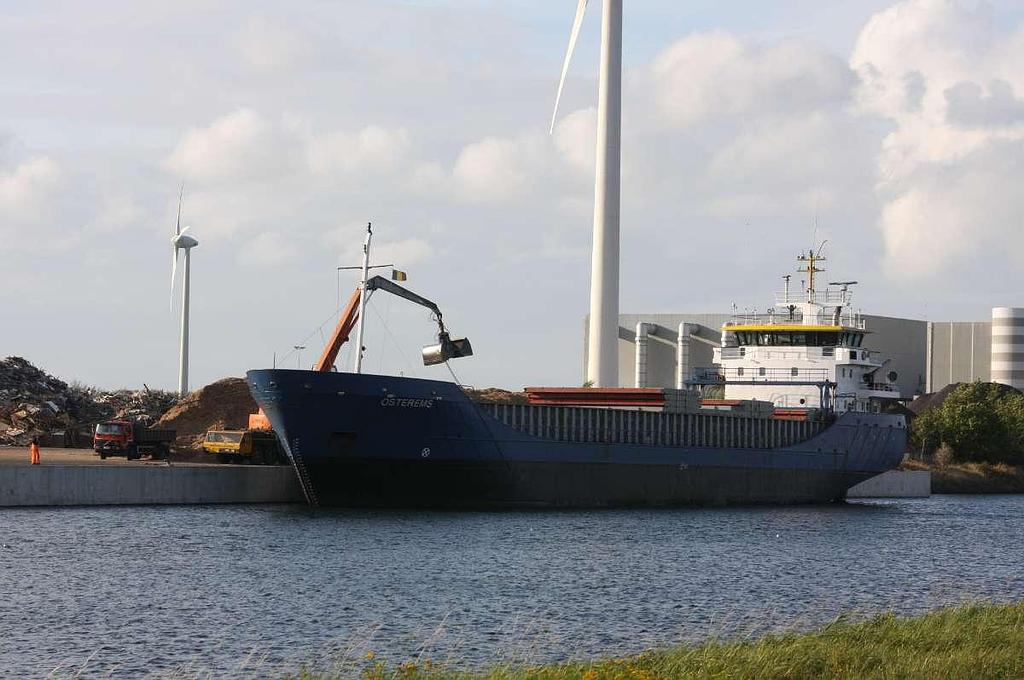 Déchargement d'un bateau de transport de marchandise de ses matières premières en bois