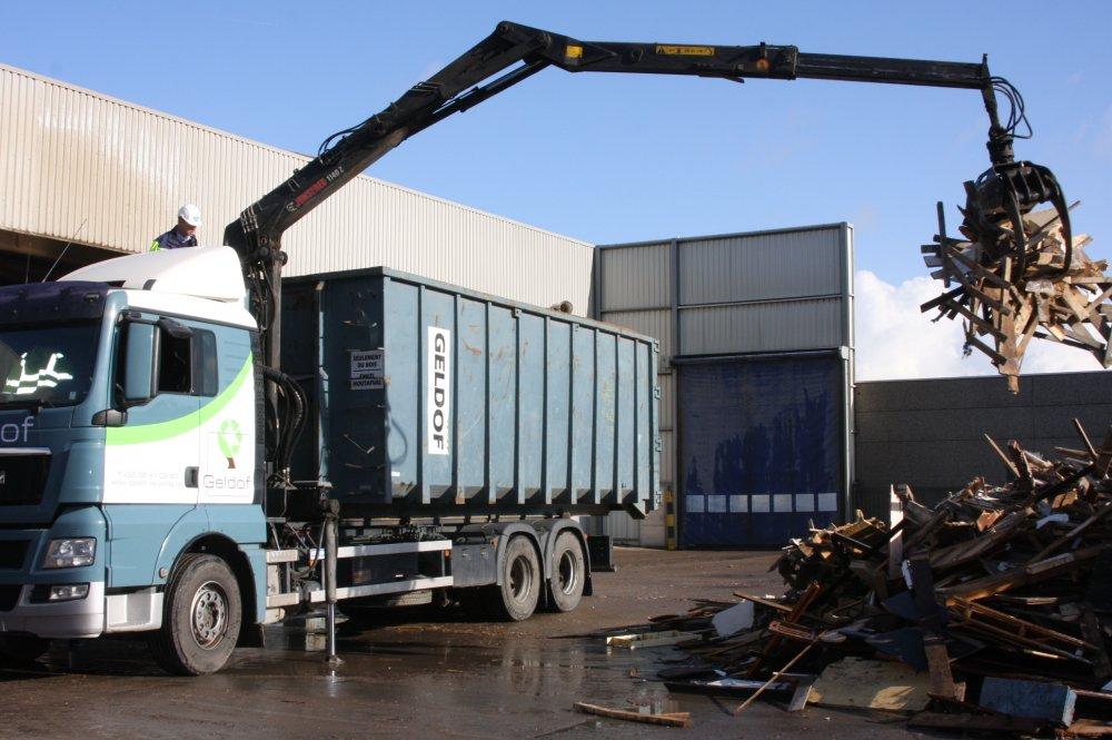 Camion de l'entreprise Geldof récoltant du bois à recycler