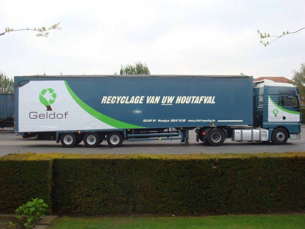 Camion de l'entreprise Geldof partant du dépôt