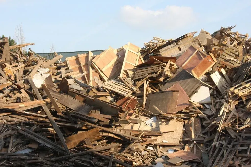 Décharge de différents déchets de bois (meubles et palettes)