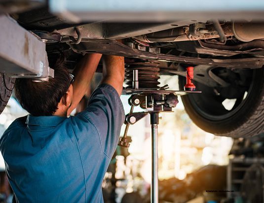 Leupold Fahrzeuge und Motoren e.K. Leupold Fahrzeuge und Motoren e.K. Kfz-Mechaniker unter einem Auto auf der Hebebühne