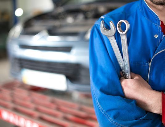 Leupold Fahrzeuge und Motoren e.K. Kfz-Mechaniker mit Werkzeug in der Hand