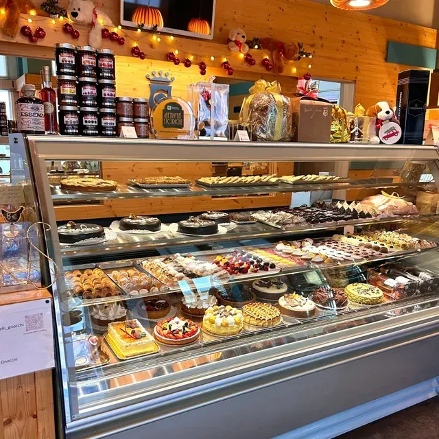 Una vetrina di panetteria piena di tantissimi dolci