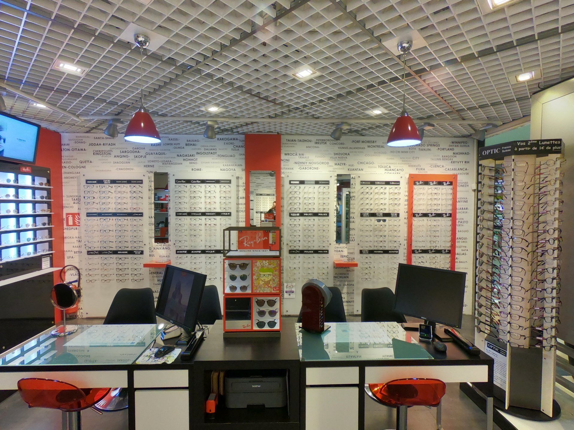Accueil client espace table de vente opticien