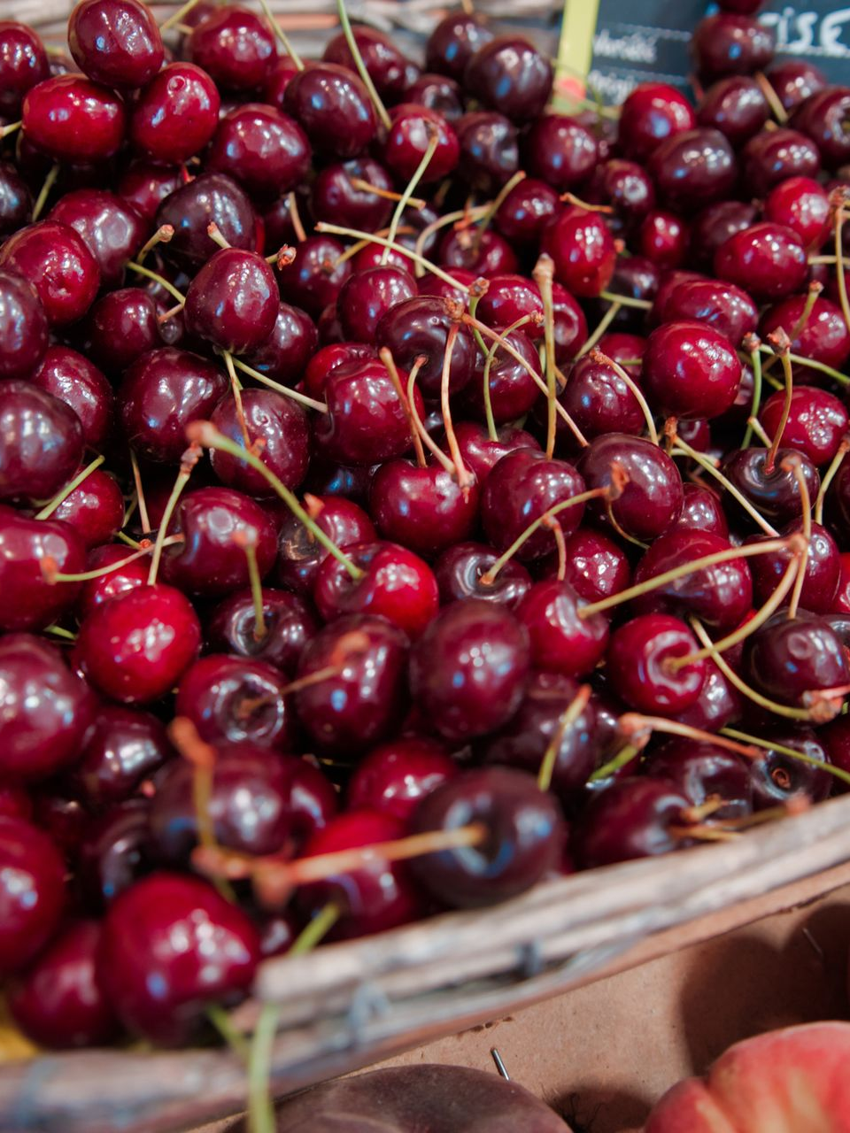Cerises dans un panier.