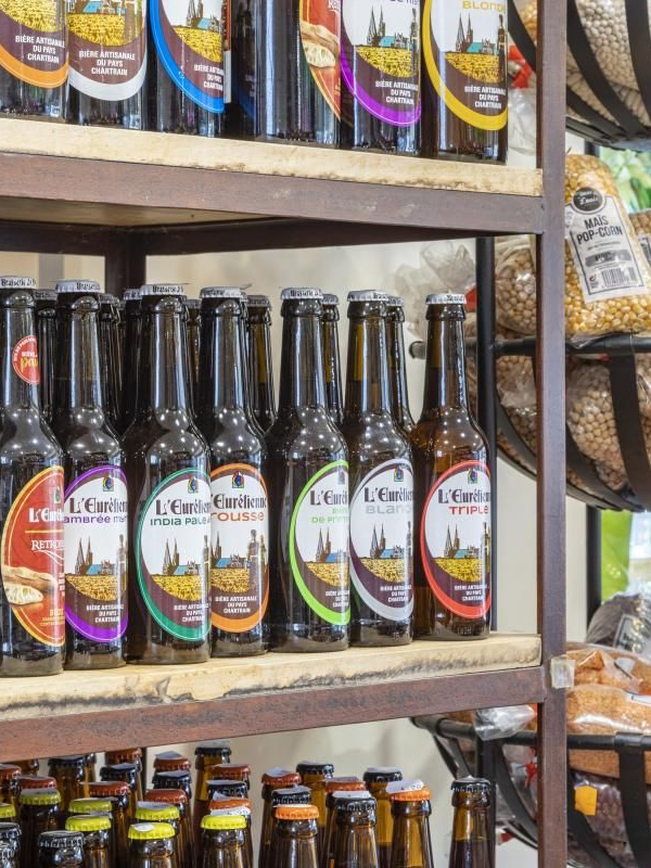 Bières artisanales sur une étagère.