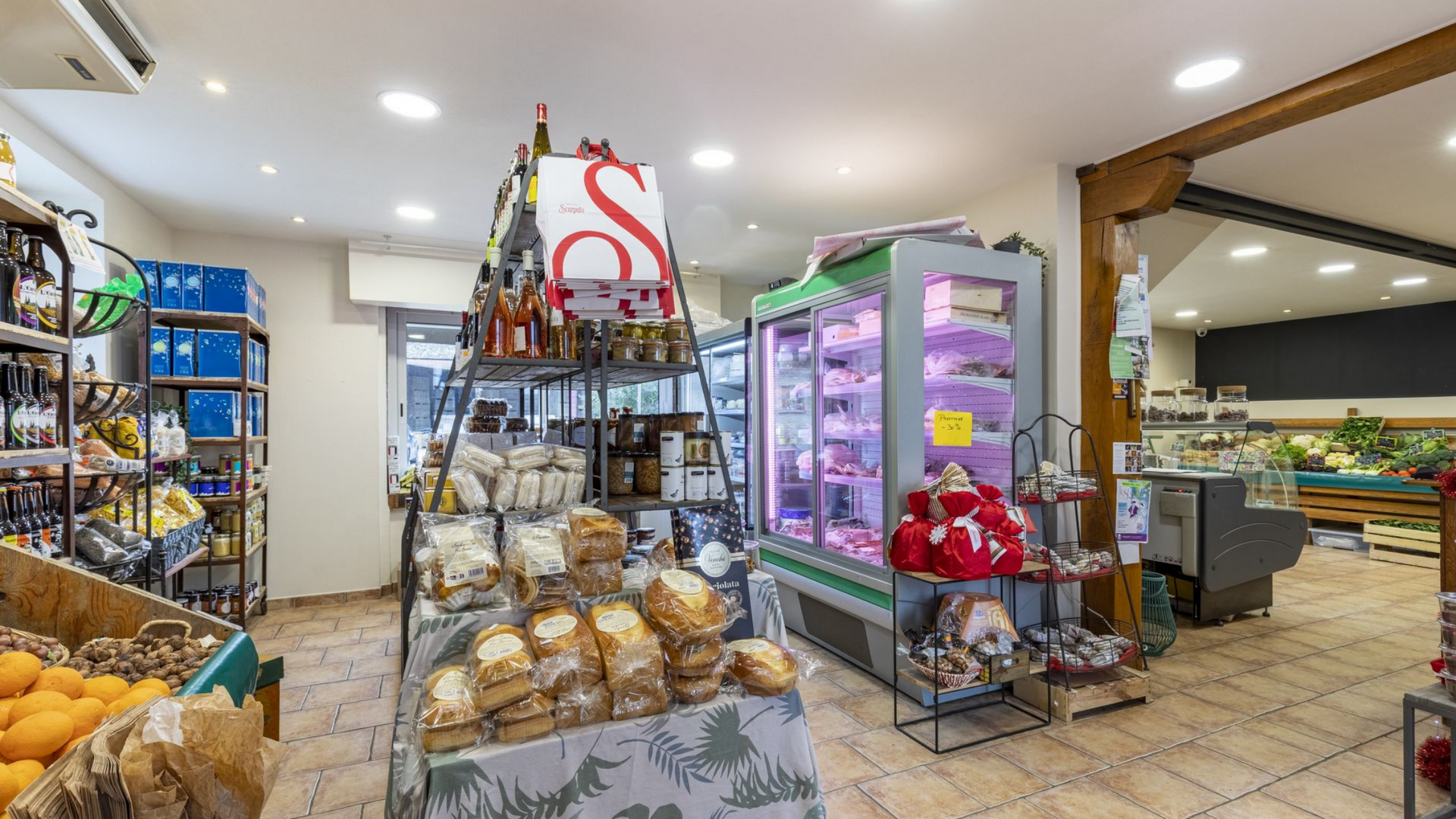 L'intérieur de l'épicerie avec la vitrine de la boucherie.