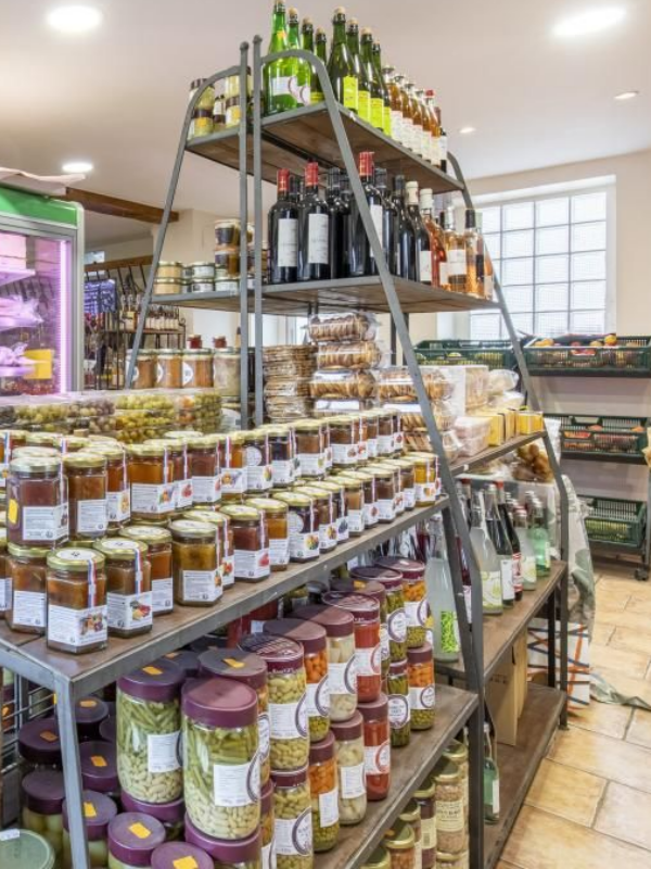 Les étagères de conserves et de boissons.