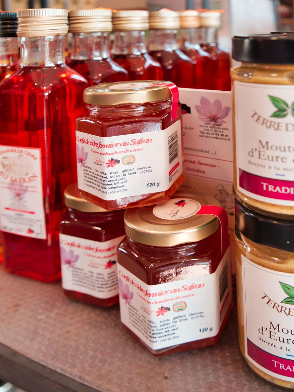 Pots de moutarde et confits.