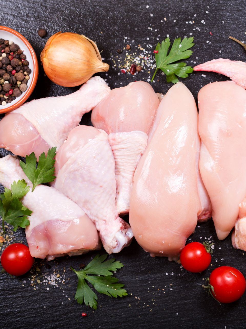 Morceaux de poulet sur une plaque en ardoise.