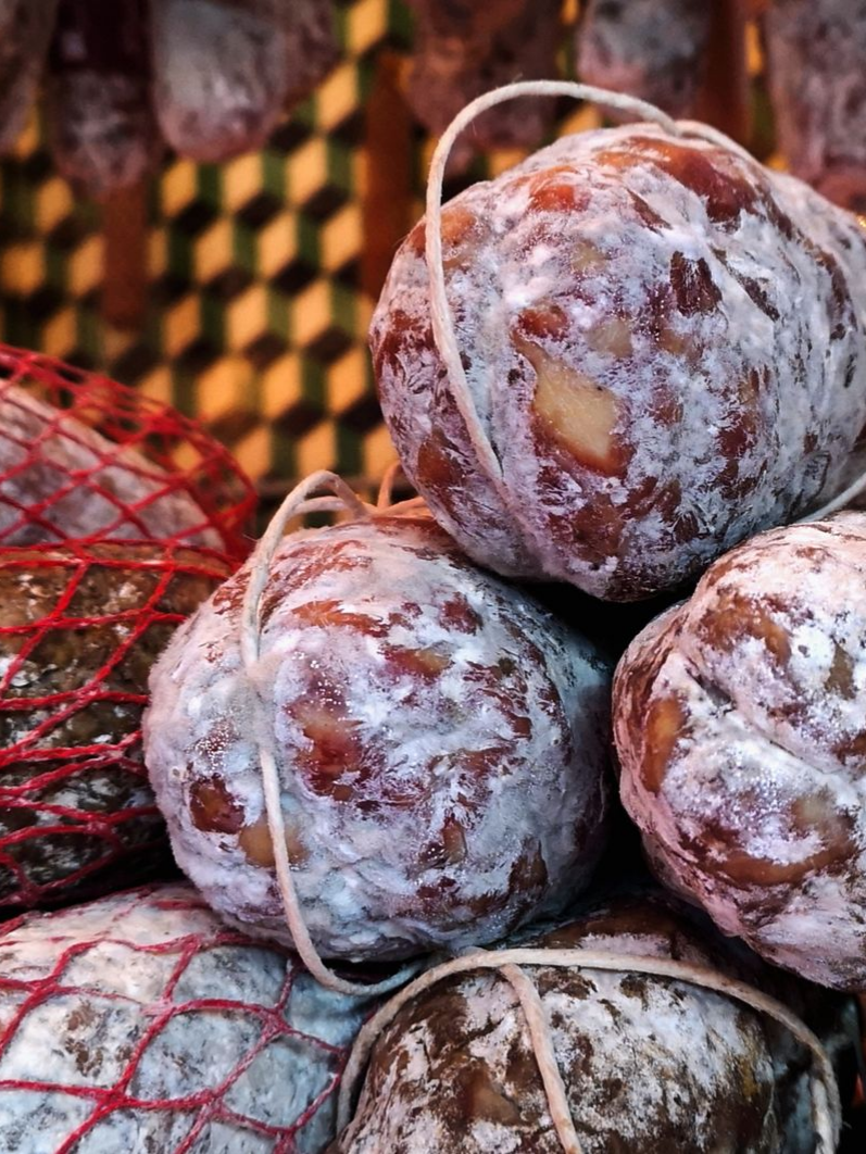 Étal de saucissons.