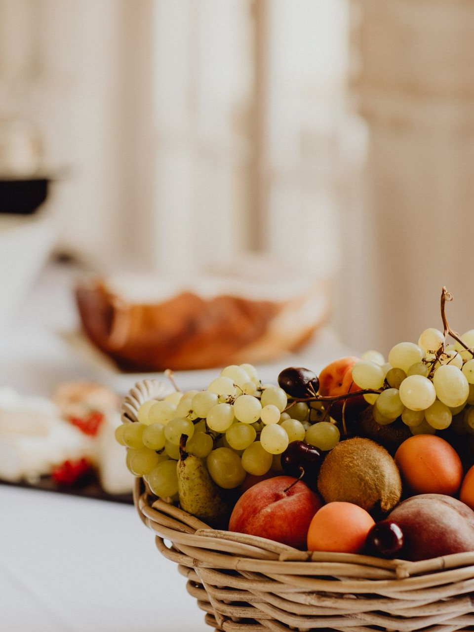 Corbeille de fruits sur un buffet.