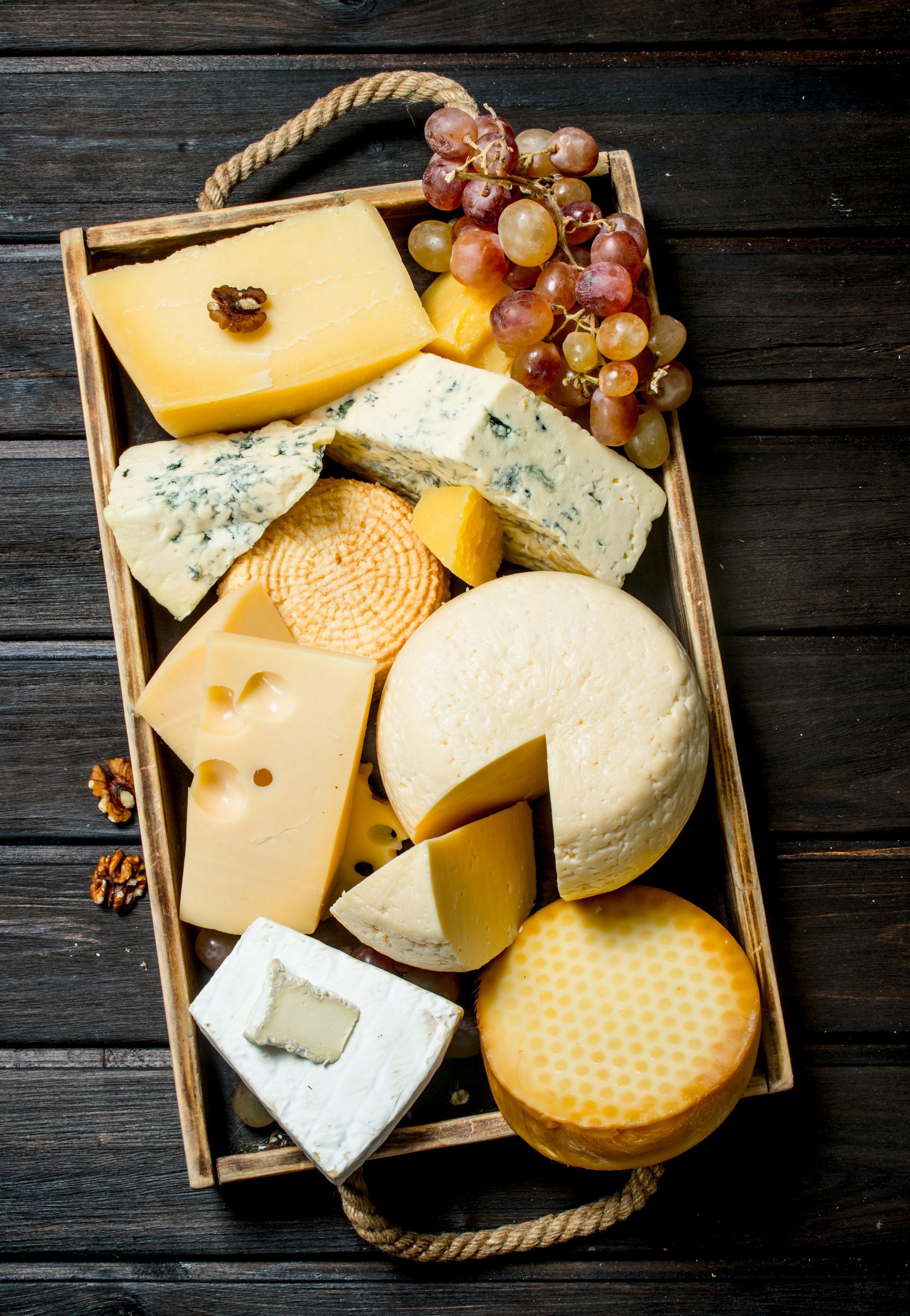 Assortiment de fromages sur un plateau.