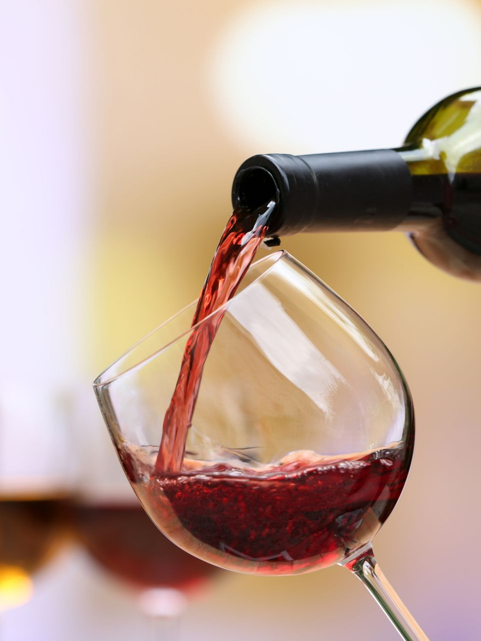 Verre de vin en train d'être servi.