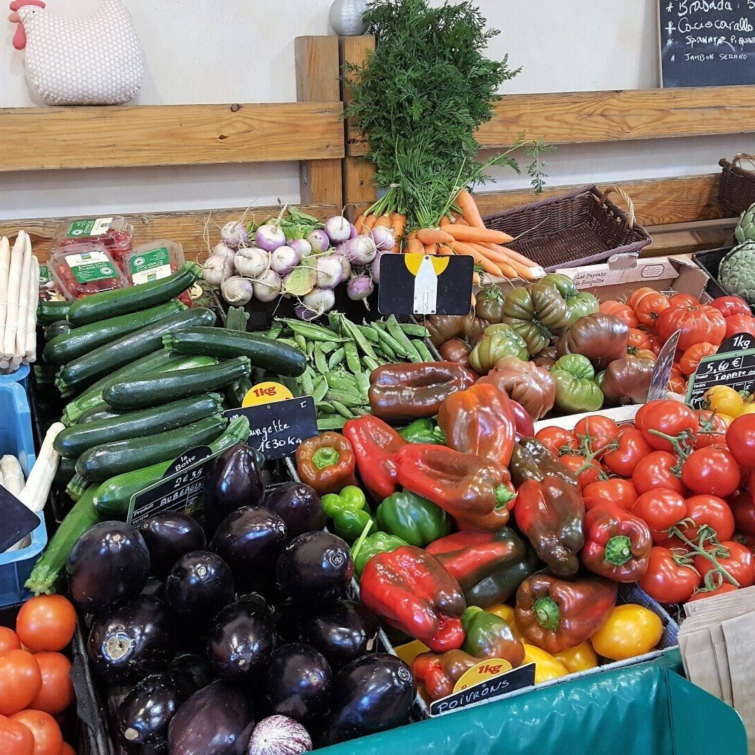 Étal de légumes de saison.