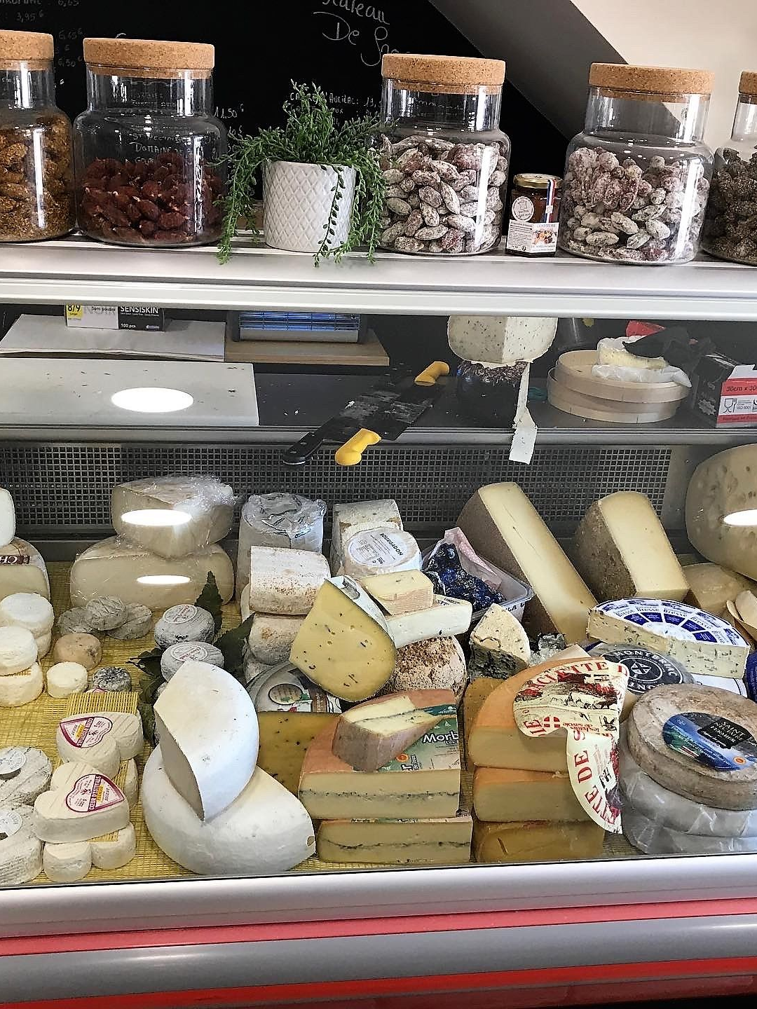 Étal de fromages dans l'épicerie.
